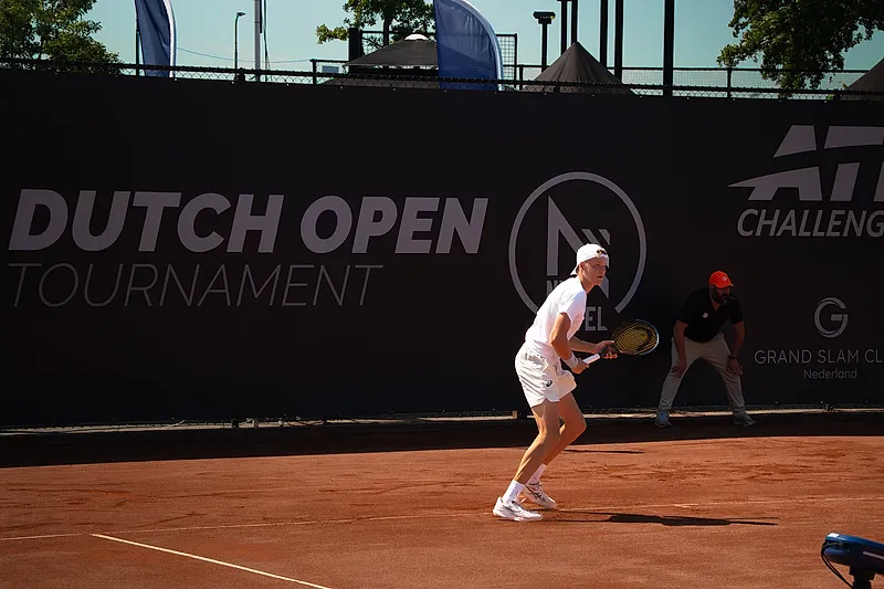 Speler achter de baseline voor het toernooidoek