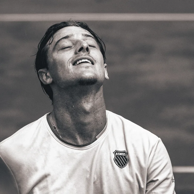 Speler met gesloten ogen na het beslissende punt in de finale van het Dutch Open Tournament
