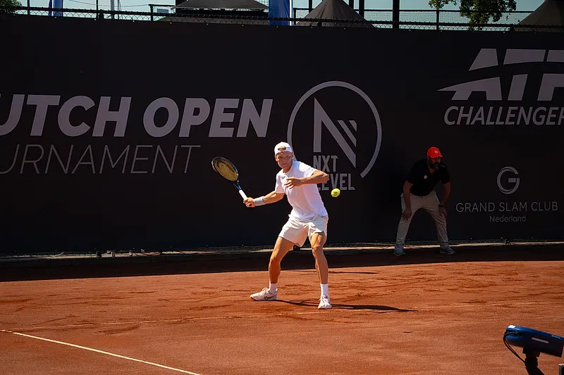 Speler slaat een forehand op gravel tijdens het Dutch Open