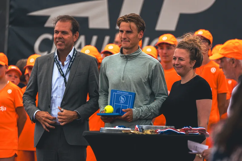 Huldiging op de baan met de finalist en de ballenkinderen in oranje