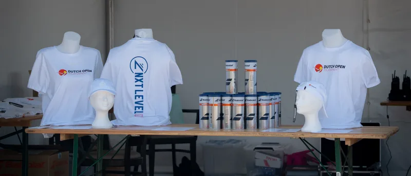 Tafel met toernooishirts en ballen klaar voor de verkoop