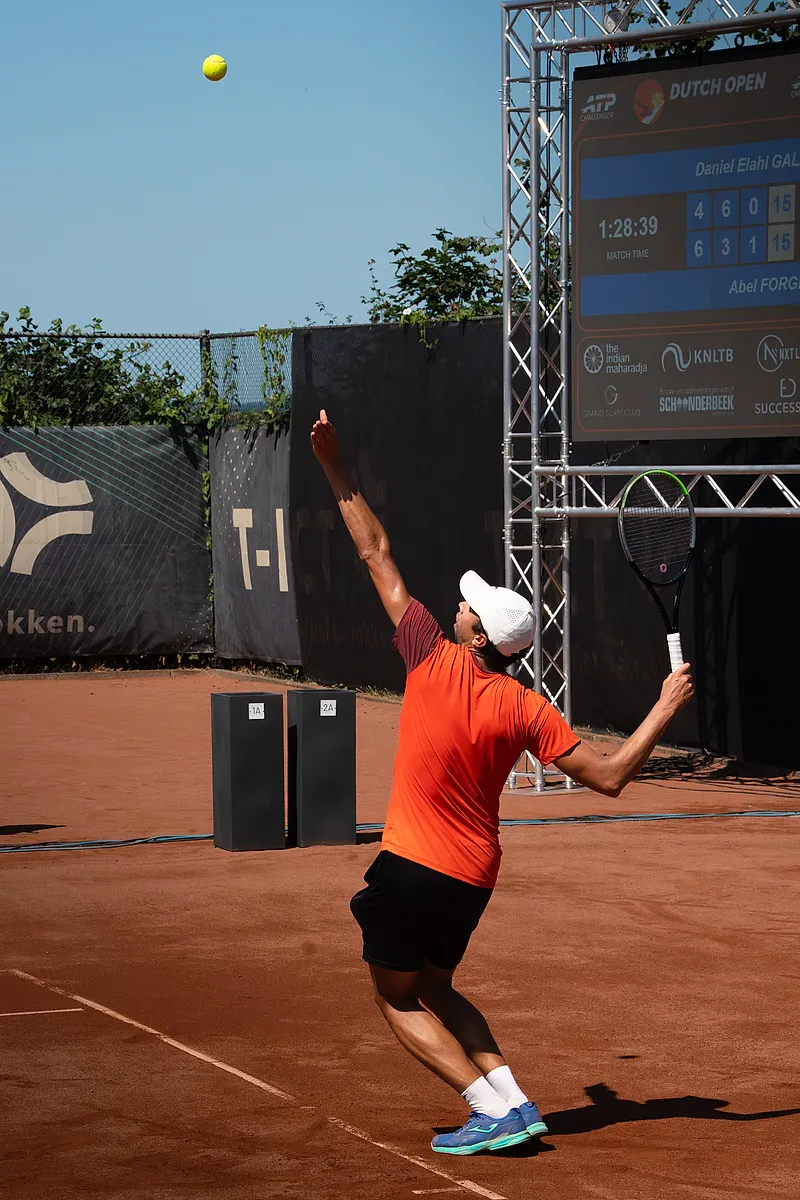 Speler gooit de bal op voor de opslag tijdens het Dutch Open