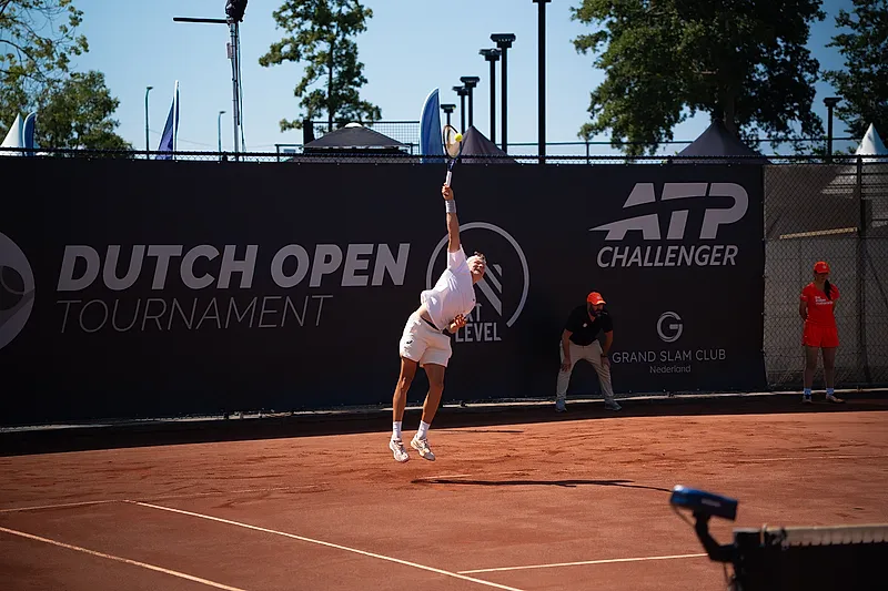 Service op het center court tijdens het Dutch Open