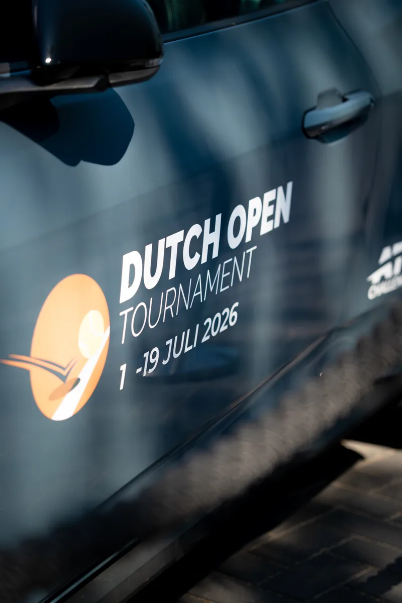 Toernooiauto met de datums van het Dutch Open Tournament op de zijkant