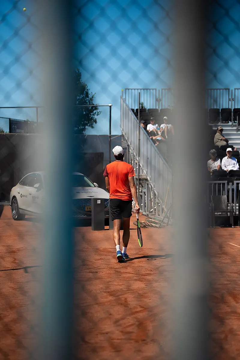 Speler traint langs het hek tijdens het Dutch Open