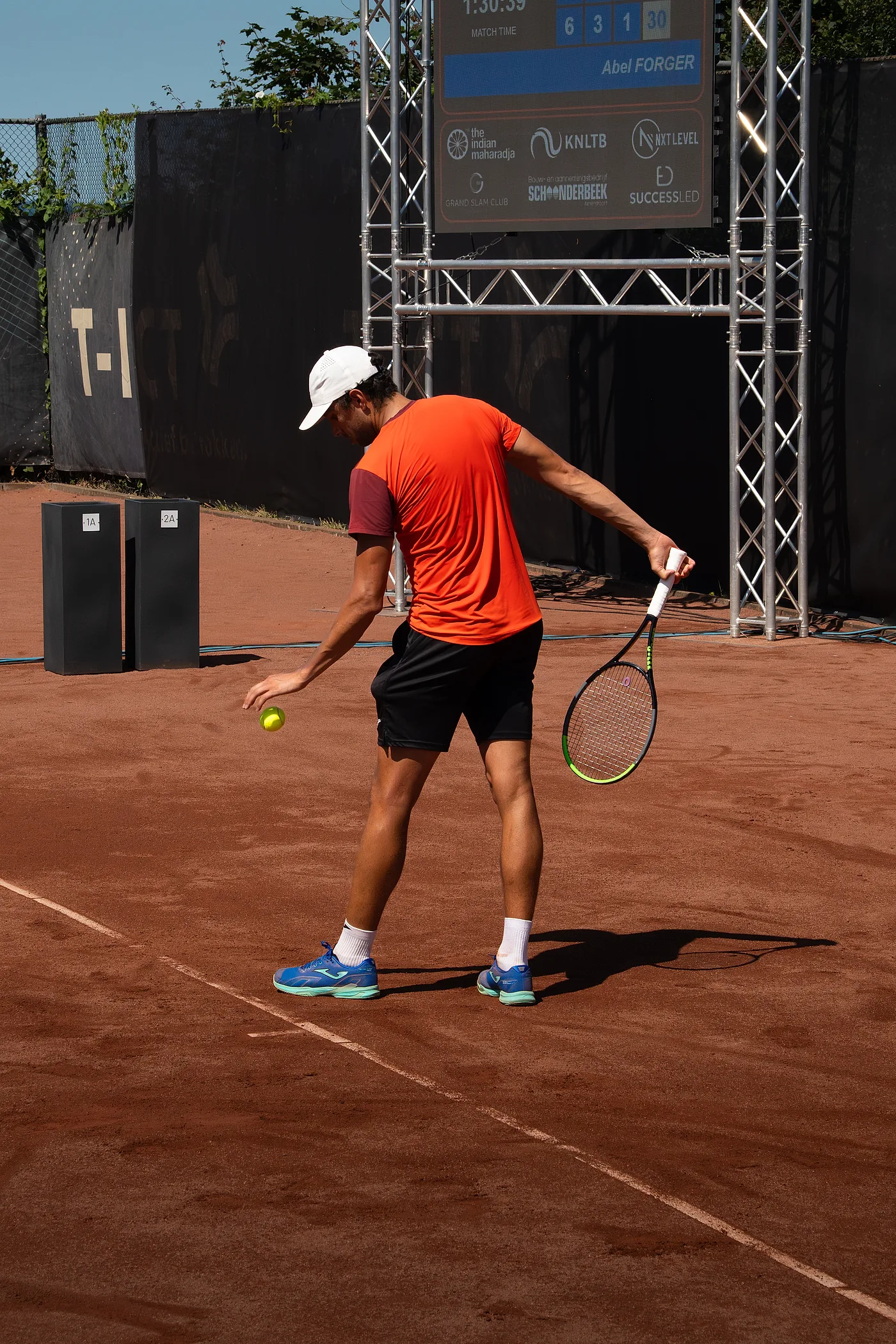 Speler pakt een bal tussen twee punten door tijdens het Dutch Open Tournament