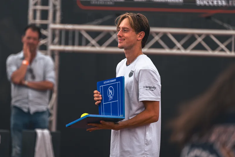 Winnaar van het Dutch Open Tournament met de trofee na de finale