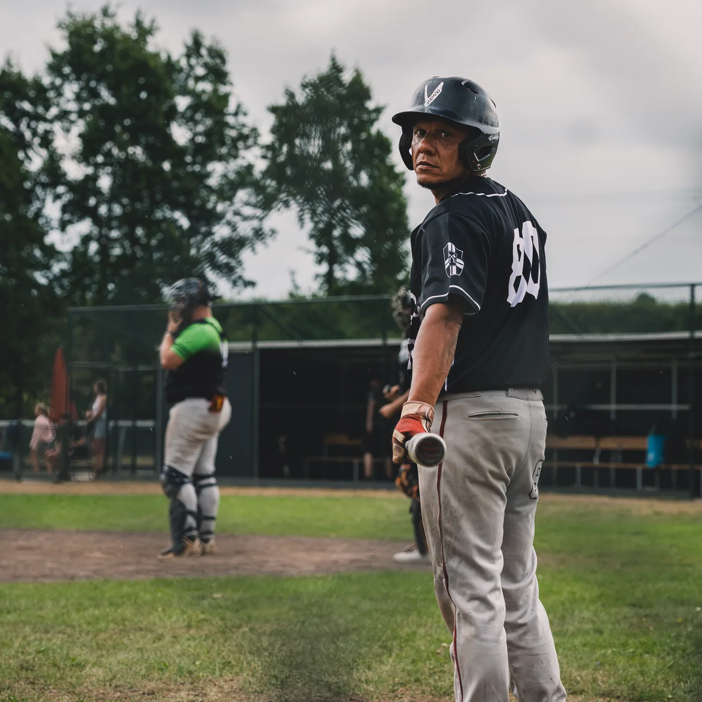 Slagman kijkt om naar de catcher voor de worp