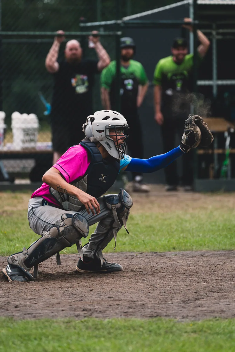 Catcher gooit de bal terug vanuit de hurkzit