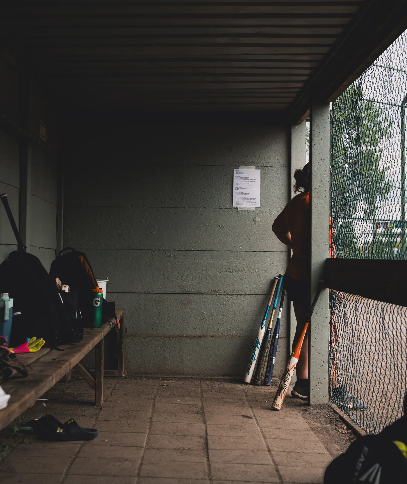 Knuppels en tassen in de dugout tijdens het toernooi