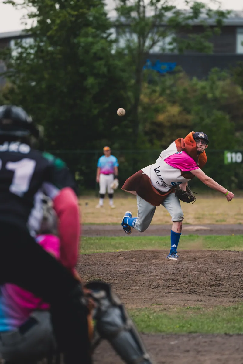 Pitcher laat de bal los tijdens het Grizzlies International Tournament 2026