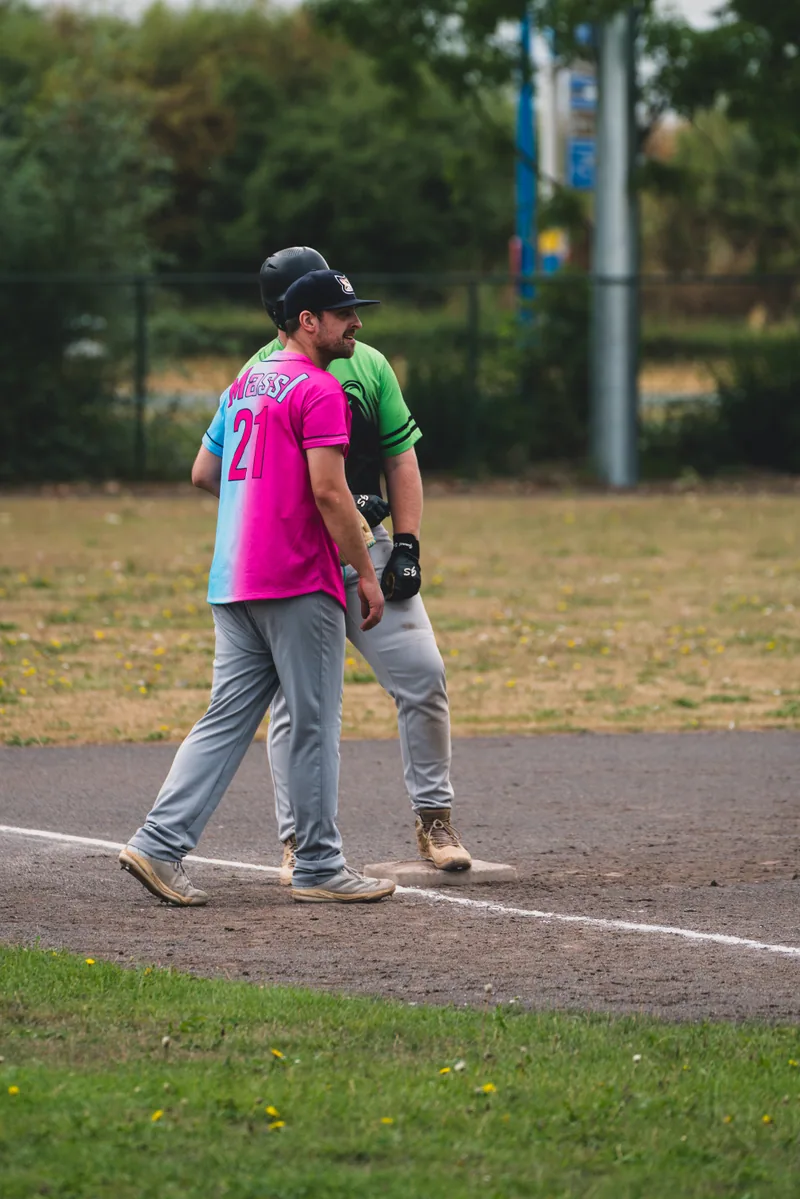 Twee spelers overleggen langs de zijlijn