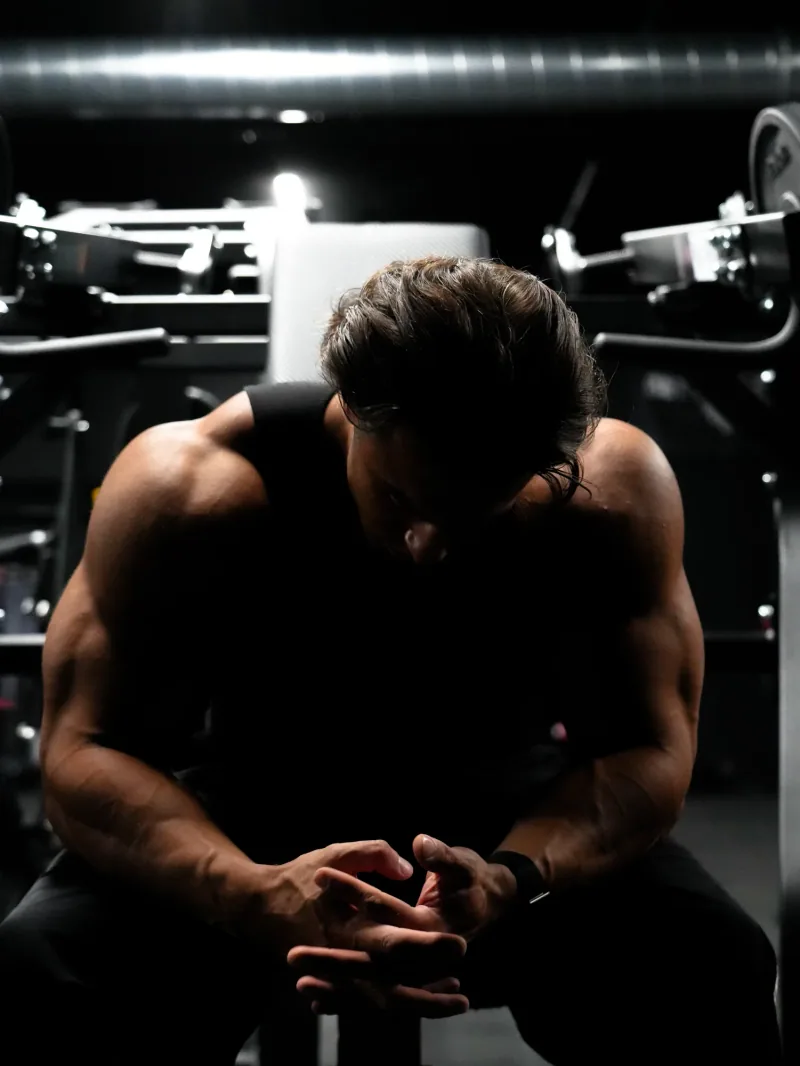 Atleet in een donkere gym tijdens de Huge Supplements shoot