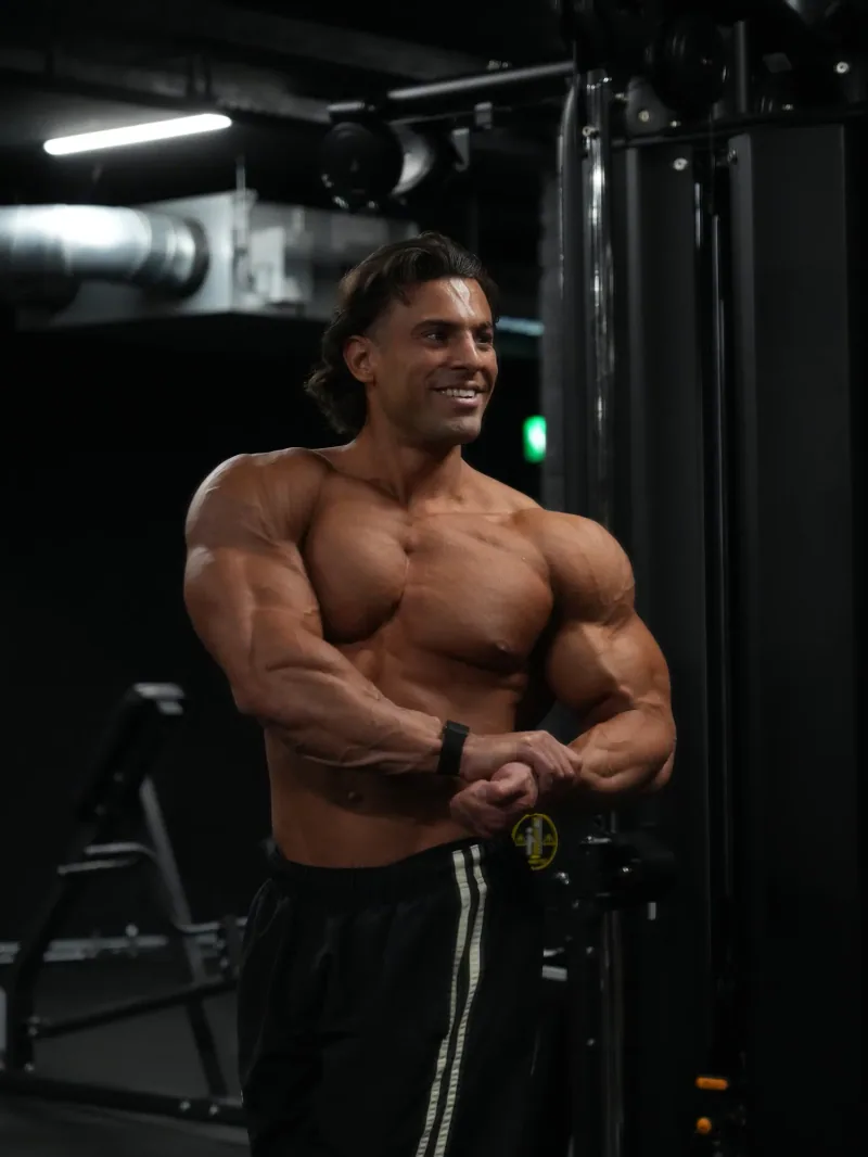 Atleet poseert in de gym tijdens de shoot