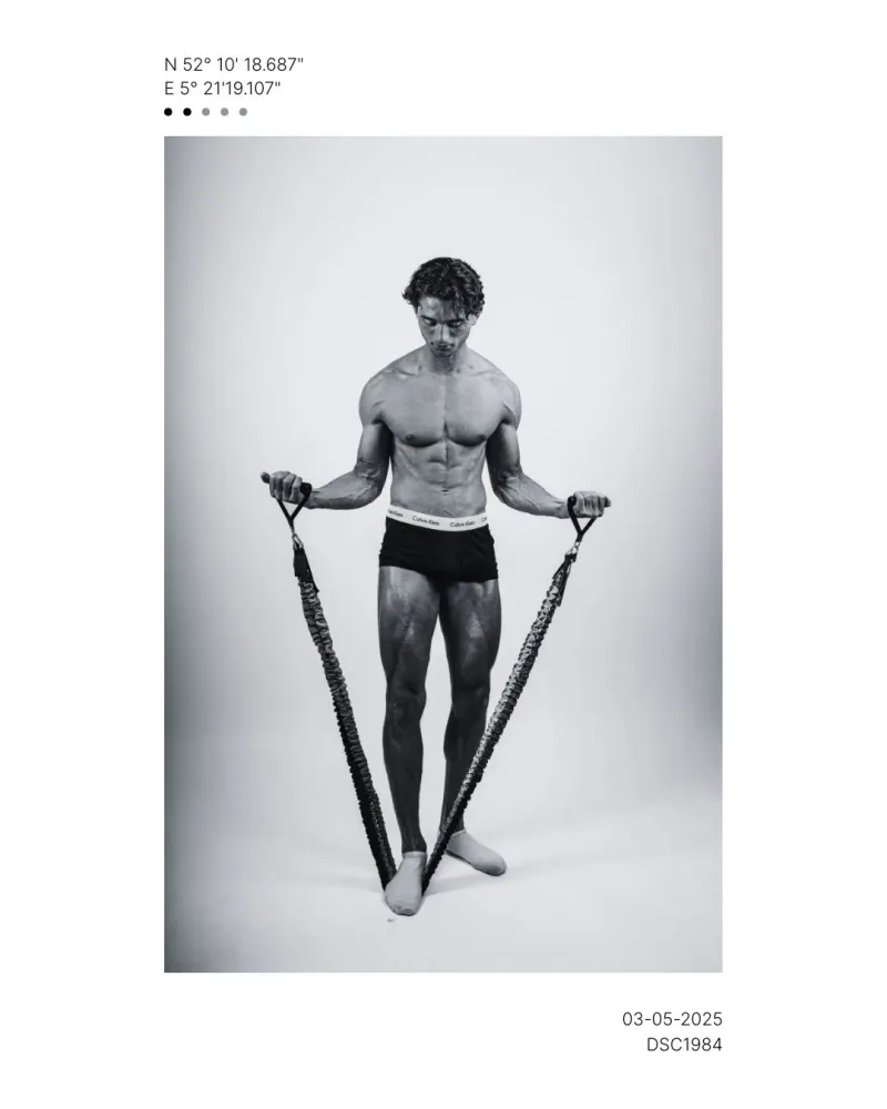 Zwart-witportret van een atleet met weerstandsbanden