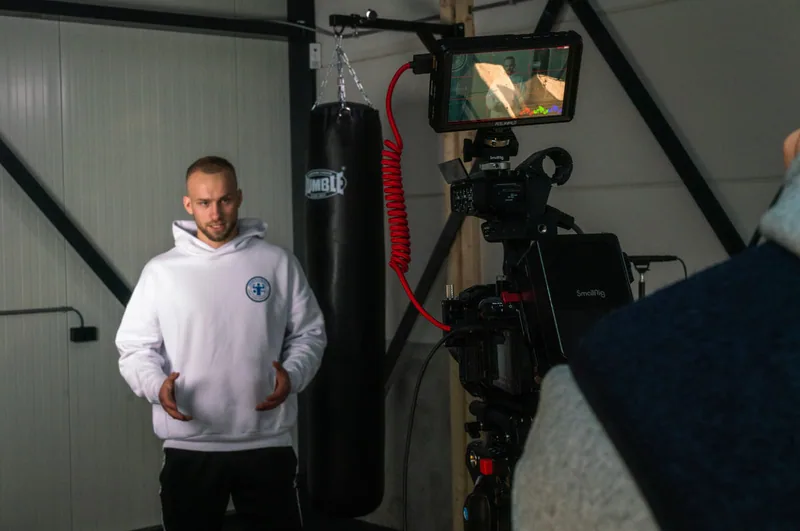 Trainer voor de vlag van VZ Coaching in de studio